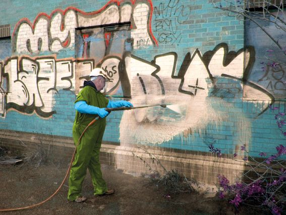Reinigen en verwijderen van graffiti door Vibor Hellevoetsluis
